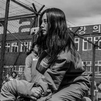 NanaNana jadi perbincangan berkat aktingnya dalam serial Netflix, Mask Girl. Berperan sebagai narapidana, Nana tentu tidak bisa tampil glamour. Ia pun menanggalkan makeup dalam beberapa adegan yang mendukung perannya. Tapi tentu Nana terlihat tetap menawan dan tidak terlalu berbeda dari tampilan biasanya di layar kaca. Foto: Dok. Internet via Kbizoom