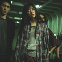 Han Hyo JooHan Hyo Joo juga cukup sering akting tanpa riasan. Tahun lalu, penonton bisa melihat penampilan naturalnya dalam Moving, Duel 2, dan Believer 2. Dalam Believer 2, dia tidak memakai riasan bahkan lipstik sama sekali dalam adegan apapun. Wanita 36 tahun itu juga menambah bintik-bintik di wajah untuk terlihat lebih alami. Foto: Dok. Internet via Kbizoom