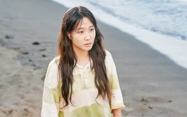 Park Eun BinAkting Park Eun Bin yang menuai pujian dalam Castaway Diva semakin meyakinkan dengan penampilannya yang tanpa makeup. Karakternya memang diceritakan terdampar dalam sebuah pulau selama 15 tahun. Tentu saja ia tidak bisa tampil secantik biasanya. Foto: Dok. Internet via Kbizoom