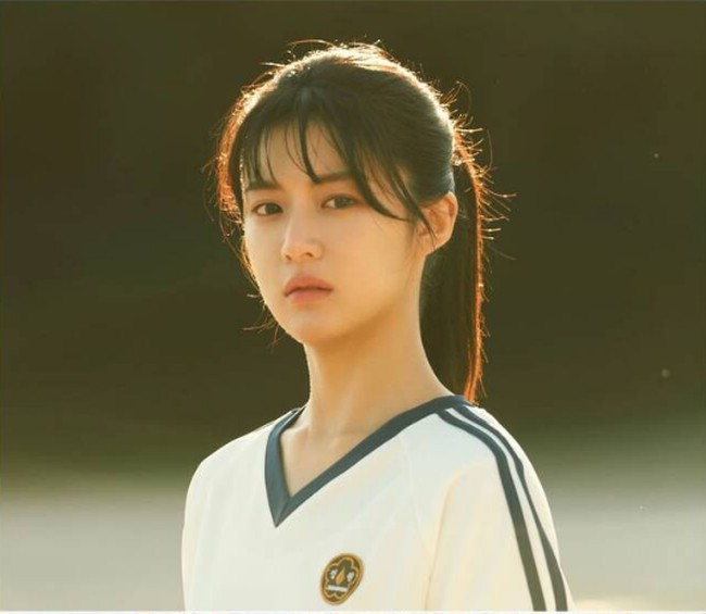 Go Yoon JungSelain Han Hyo Joo, Go Yoon Jung juga berani tampil alami dalam Mooving. Padahal perannya adalah menjadi seorang anak SMA sedangkan usianya sendiri sudah 26 tahun. Meski begitu, Go Yoon Jung tetap tampil muda bahkan ketika wajahnya di-close-up. Foto: Dok. Internet via Kbizoom