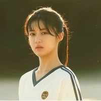 Go Yoon JungSelain Han Hyo Joo, Go Yoon Jung juga berani tampil alami dalam Mooving. Padahal perannya adalah menjadi seorang anak SMA sedangkan usianya sendiri sudah 26 tahun. Meski begitu, Go Yoon Jung tetap tampil muda bahkan ketika wajahnya di-close-up. Foto: Dok. Internet via Kbizoom
