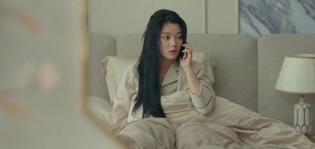 Kim Yoo Jung Penampilan cantik Kim Yoo Jung menyihir para penonton drakor My Demon. Dalam serial tersebut, penonton pun bisa melihat wajahnya dalam kondisi natural. Dilansir Kbizoom, para penonton terkejut ketika mengetahui bahwa ia tidak pakai makeup dalam adegan baru bangun tidur karena tetap terlihat menawan. Foto: Dok. Internet via Kbizoom