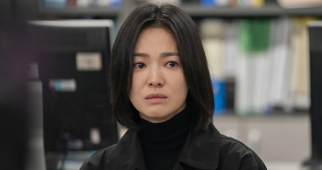 Song Hye KyoArtis Korea memang dikenal dengan visual menawan yang mengutamakan penampilan natural. Tapi untuk syuting drama tentu para aktris tetap mengenakan makeup, termasuk Song Hye Kyo. Meski begitu, untuk menunjukkan kerapuhan karakternya yang bertekad balas dendam dalam The Glory, ia benar-benar tidak merias wajah. Foto: Dok. Internet via Kbizoom
