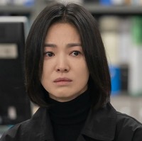 Song Hye KyoArtis Korea memang dikenal dengan visual menawan yang mengutamakan penampilan natural. Tapi untuk syuting drama tentu para aktris tetap mengenakan makeup, termasuk Song Hye Kyo. Meski begitu, untuk menunjukkan kerapuhan karakternya yang bertekad balas dendam dalam The Glory, ia benar-benar tidak merias wajah. Foto: Dok. Internet via Kbizoom