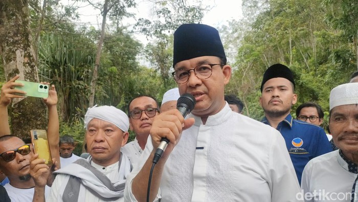 Anies Baswedan usai ziarah ke Makam Syekh Mahmud Hadral Maut, Tapanuli Tengah, Sumatera Utara, Jumat (12/1/2024).