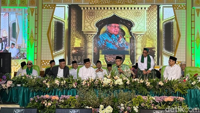 Anies-Cak Imin menghadiri haul KH Bisri Syansuri ke-45 di Pondok Pesantren Mambaul Maarif Denanyar, Jombang, Jawa Timur.