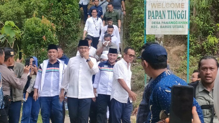 Anies saat berziarah ke kawasan makam Syekh Mahmud Hadral Maut, Tapanilu Tengah.