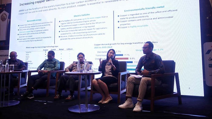 (Dari kiri) Rudi arifianto corporate secretary PT Pertamina Hulu Rokan, Darma Djojonegoro direktur utama PT Adaro Power, Zulfi Hadi CEO PT Pertamina Geothermal Energi TBK, Kartika octaviana vice president of corporate communications PT Amman mineral internasional tbk saat diskusi yg bertema prespektif dan Peluang Bagi Pengelolan Sektor ESDM yang berkeadilan, Jakarta Jumat (12/01/2024).