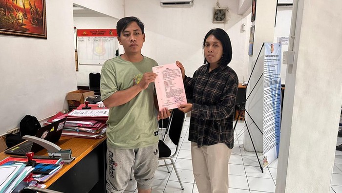 AR mahasiswa pelaku penyebar foto bugil kekasihnya ditangkap polisi. (Foto: Humas Polresta Mataram)