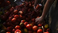 Mahalnya biaya hidup kelewat tinggi di Argentina membuat sejumlah warga di sana terpaksa mengais sampah sisa buah dan sayuran dimakan. Hal ini dilakukan karena banyak di antara mereka tidak punya cukup uang untuk membeli kebutuhan sehari-hari.