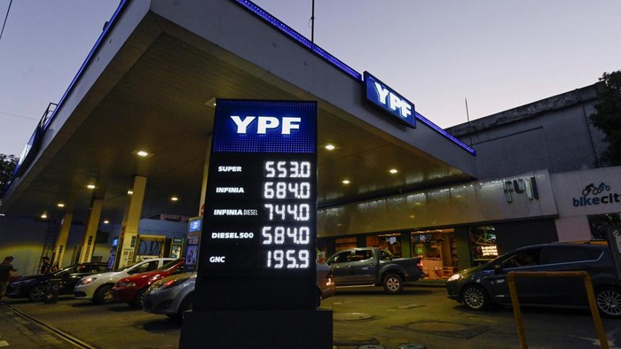 ARGENTINA-INFLATION/ Petrol prices are seen on a billboard at a YPF gas station, as Argentina is battling with an annual inflation heading towards 200%, in Buenos Aires, Argentina December 29, 2023. REUTERS/Martin Cossarini