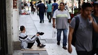 Sebelumnya, Milei telah menjelaskan bahwa mengendalikan inflasi bukan sesuatu yang mudah. Jadi, perlu waktu yang cukup panjang untuk Argentina berada pada posisi inflasi yang baik. Dia diketahui telah menerapkan langkah-langkah penghematan yang ketat untuk menurunkan inflasi, mengurangi defisit fiskal yang besar dan membangun kembali kas pemerintah. REUTERS/Agustin Marcarian