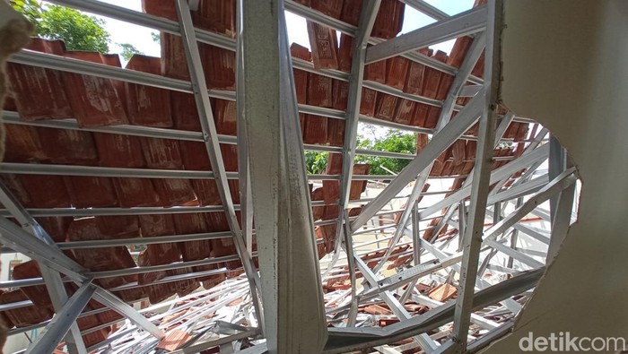 Atap ruang kelas SMP Negeri 2 Greged Cirebon ambruk.