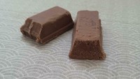 Seorang netizen terkejut mendapat KitKat yang unik. Pasalnya tak ada wafer di antaranya. Jadi KitKat ini full cokelat. Foto: Bored Panda