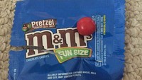 Beruntung atau apes ya? Netizen ini mendapatkan hanya 1 butir permen M&Ms di dalam bungkus biru. Foto: Bored Panda
