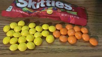 Jika biasanya satu bungkus Skittles isinya warna-warni, netizen ini hanya dapat dua warna seragam yaitu oranye dan kuning. Foto: Bored Panda