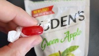 Netizen ini benar-benar dikejutkan dengan permen yang ia beli. Pasalnya ia memilih apel hijau, tapi semua isiannya adalah permen cherry. Foto: Bored Panda