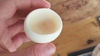 Jika tadi ada telur tanpa kuning, netizen juga pernah menemukan telur kosong dengan permukaan yang cekung seperti ini. Duh bisa diisi sesuatu ya? Foto: Bored Panda
