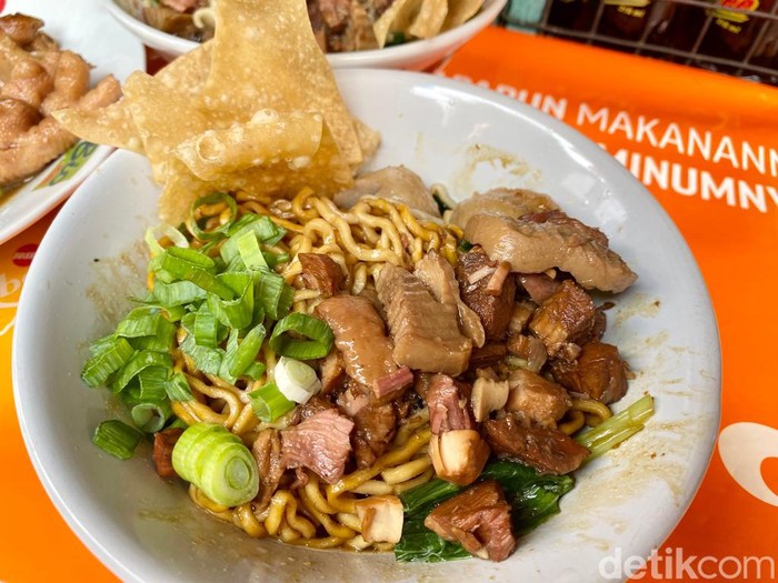 Bakmi Doraemon : Dari Rp 250 Semangkuk, Bakmi Legendaris Ini Sudah Ada Sejak 1986
