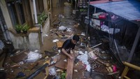 Sedikitnya 100 rumah warga di kawasan tersebut terendam banjir dan rusak akibat meluapnya aliran Sungai Cikapundung saat intensitas curah hujan tinggi. 