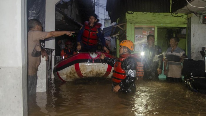 Warga menyingkirkan puing dan sampah yang terbawa air di permukiman padat Braga, Bandung, Jawa Barat, Kamis (11/1/2024). Sedikitnya 100 rumah warga di kawasan tersebut terendam banjir dan rusak akibat meluapnya aliran Sungai Cikapundung saat intensitas curah hujan tinggi. ANTARA FOTO/Novrian Arbi/tom.