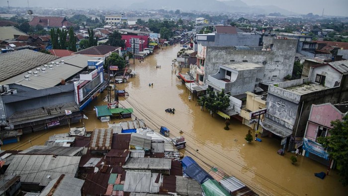 Warga menggunakan perahu melewati genangan banjir di Dayeuhkolot, Kabupaten Bandung, Jawa Barat, Jumat (12/1/2024). Sedikitnya lima kecamatan di kawasan Bandung Selatan, Kabupaten Bandung terendam banjir setinggi 50 cm hingga 2 meter akibat meluapnya aliran Sungai Citarum yang terjadi pada Kamis (11/1) malam. ANTARA FOTO/Novrian Arbi/tom.