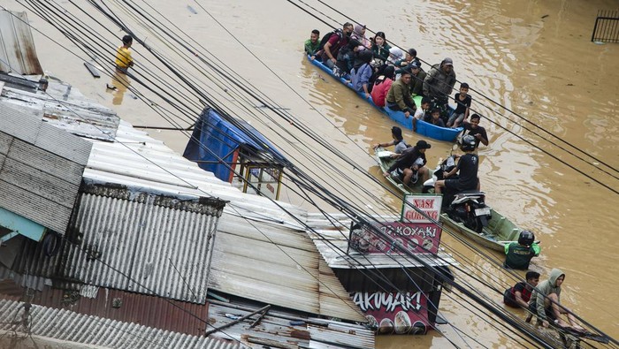 Banjir di Kabupaten Bandung Warga menggunakan perahu melewati genangan banjir di Dayeuhkolot, Kabupaten Bandung, Jawa Barat, Jumat (12/1/2024). Sedikitnya lima kecamatan di kawasan Bandung Selatan, Kabupaten Bandung terendam banjir setinggi 50 cm hingga 2 meter akibat meluapnya aliran Sungai Citarum yang terjadi pada Kamis (11/1) malam. ANTARA FOTO/Novrian Arbi/tom.