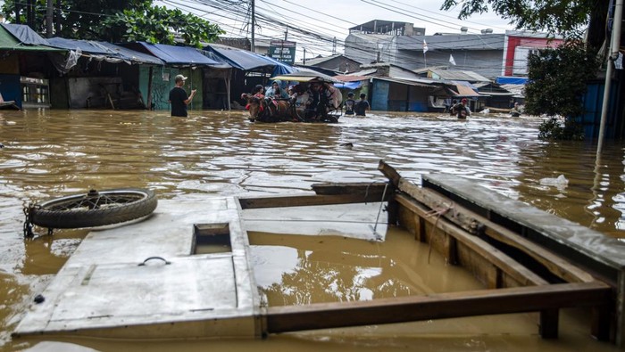 Banjir di Kabupaten Bandung Warga menggunakan perahu melewati genangan banjir di Dayeuhkolot, Kabupaten Bandung, Jawa Barat, Jumat (12/1/2024). Sedikitnya lima kecamatan di kawasan Bandung Selatan, Kabupaten Bandung terendam banjir setinggi 50 cm hingga 2 meter akibat meluapnya aliran Sungai Citarum yang terjadi pada Kamis (11/1) malam. ANTARA FOTO/Novrian Arbi/tom.