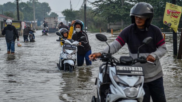 Banjir di Kawasan Industri Sapan Buruh pabrik naik di atas pikap untuk melintasi banjir di Kawasan Industri Sapan, Kabupaten Bandung, Jawa Barat, Jumat (12/1/2024). Hujan besar yang mengguyur Bandung Raya pada Kamis (12/1/2024) membuat akses Kawasan Industri Sapan terendam air setinggi 30 hingga 60 sentimeter sehingga berdampak pada aktivitas buruh pabrik di kawasan tersebut. ANTARA FOTO/Raisan Al Farisi/rwa.
