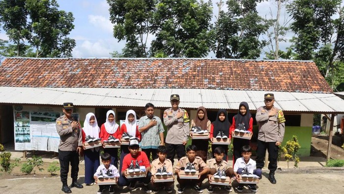 Bantuan sepatu dari Polres Cianjur untuk siswa SD Pancuh Tilu