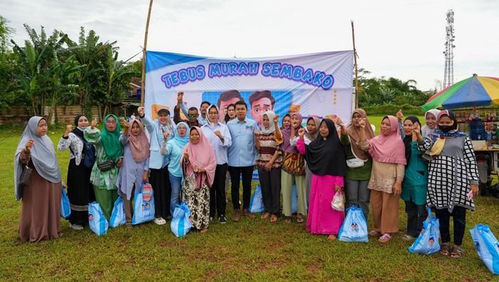 Barisan Relawan For Gibran (RFG) Provinsi Banten menggelar Tebus Murah Sembako dan Makan Siang Gratis di Kabupaten Tangerang.