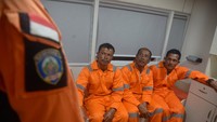 Tiga nelayan Provinsi Aceh yang bertahan selama 11 hari mengapung di laut menggunakan pelampung pascakapalnya tenggelam diterjang badai dan gelombang besar di perairan Samudera Hindia itu diselamatkan oleh kapal tanker berbendera Marashal Island dalam perjalan menuju Mumbai, India. 