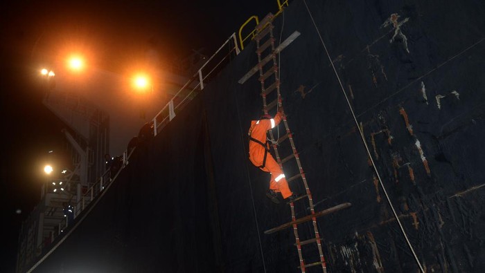 Basarnas evakuasi nelayan korban gelombang di Aceh Tim Basarnas menurunkan seorang nelayan menggunakan tangga saat proses evakuasi dari kapal tanker berbendera Marshal Island ke kapal KN SAR Kresna di Selat Benggala, Aceh, Kamis (11/1/2024). Tiga nelayan Provinsi Aceh yang bertahan selama 11 hari mengapung di laut menggunakan pelampung pascakapalnya tenggelam diterjang badai dan gelombang besar di perairan Samudera Hindia itu diselamatkan oleh kapal tanker berbendera Marashal Island dalam perjalan menuju Mumbai, India. ANTARA FOTO/Ampelsa/rwa.