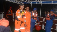 Anggota Basarnas membawa seorang nelayan asal Aceh (kedua kiri) setelah dievakuasi dari kapal tanker berbendera Marshal Island ke kapal KN SAR Kresna di Selat Benggala, Aceh, Kamis (11/1/2024).