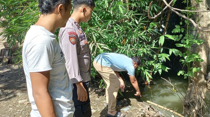 Petugas Polsek Ngemplak, Boyolali mengecek TKP Balita hanyut, Jumat (12/1/2024).