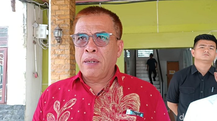 Bupati Madina Muhammad Jafar Sukhairi Nasution saat diwawancarai di Kantor Ombudsman Sumut (Goklas Wisely/detikSumut).
