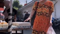 Selain sibuk berjualan, Karina juga masih turun langsung ke pasar tradisional untuk belanja bahan makanan. Foto: Instagram @karinaranau9