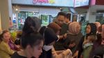 Cantiknya Karina Ranau, Istri Epy Kusnandar yang Jago Jualan Kue