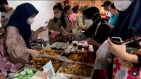 Bahkan Karina sering kewalahan saat melayani pembeli yang membludak saat membeli kue, gorengan dan es buah yang dijualnya. Foto: Instagram @karinaranau9