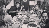 Pulang kampung bareng sang suami, begini momen hangat Karina dan Epy ketika makan bareng keluarga dengan lauk sederhana. Foto: Instagram @karinaranau9