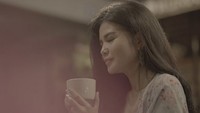 Terakhir ini gaya kece dan awet muda Karina saat menikmati secangkir kopi hangat.  Foto: Instagram @karinaranau9