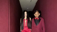 Menikah sejak 15 tahun yang lalu pasangan selebriti Karina Ranau dan Epy Kusnandar tetap kompak dalam setiap kesempatan. Termasuk ketika jualan makanan bersama. Foto: Instagram @karinaranau9