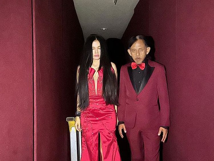 Cantiknya Karina Ranau, Istri Epy Kusnandar yang Jago Jualan Kue