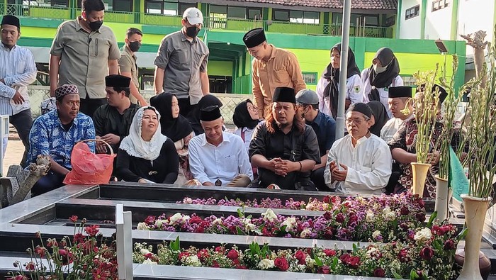 Capres nomor urut 3 Ganjar Pranowo berziarah ke makam ulama KH Bisri Syansuri di Pondok Pesantren Mambaul Maarif, Jombang, Jawa Timur.