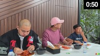 Tak hanya konten kreator, Cellos juga pernah menantang Raditya Dika. Raditya Dika yang suka makanan Jepang ditantangnya untuk makan sashimi dengan wasabi yang melimpah. Foto: Instagram & YouTube/celloszxz