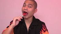 Selain menantang orang lain, Cellos juga berani menantang dirinya sendiri. Ia pernah nekat mencicipi permen terpedas di dunia. Foto: Instagram & YouTube/celloszxz