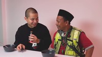 Aksi Cellos yang mudah bergaul dengan orang lain sampai mengajak salah satu juru parkir untuk membuat konten bersama. Makan mie dengan saus buldak yang pedas menohok dilakukan keduanya. Foto: Instagram & YouTube/celloszxz