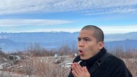 Cellos terkenal sebagai konten kreator yang seringkali melakukan berbagai aksi ekstrem. Ia bahkan menjuluki dirinya Botak Terkuat di Bumi.Foto: Instagram & YouTube/celloszxz