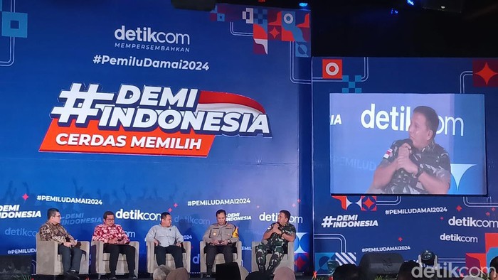 Danrem 033/Wira Pratama Brigjen TNI Jemi Watuseke saat menjadi pembicara dalam acara #demiindonesia cerdas memilih di Batam. (Alamudin Hamapu/detikSumut)