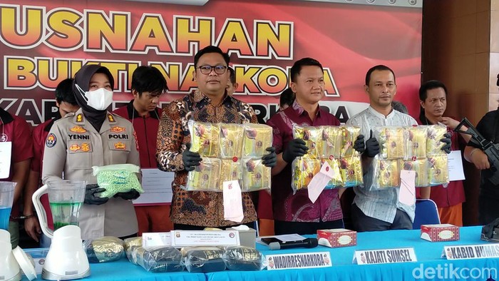 Ditresnarkoba Polda Sumsel melakukan pemusnahan barang bukti Narkotika hasil ungkap kasus bulan November-Desember 2023